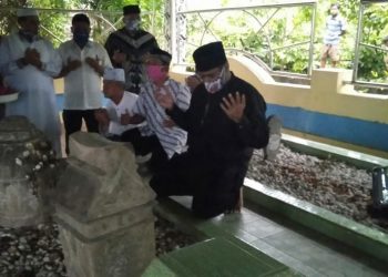 Bang Hasim Ziarah ke Makam Tuan Raja Sang Madjadi Sinaga di Tanah Jawa