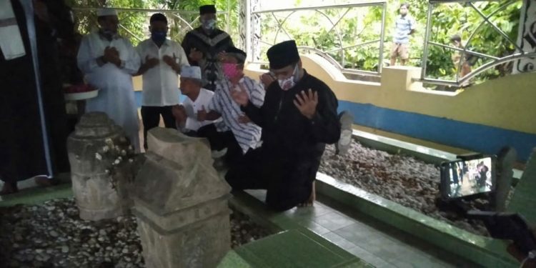 Bang Hasim Ziarah ke Makam Tuan Raja Sang Madjadi Sinaga di Tanah Jawa Bang Hasim Ziarah ke Makam Tuan Raja Sang Madjadi Sinaga di Tanah Jawa