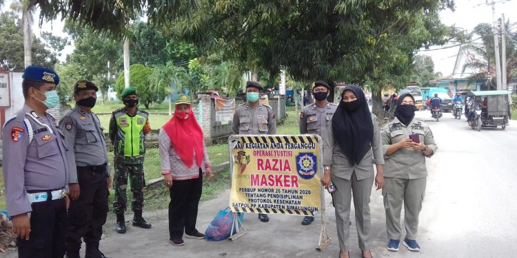 Polsek Perdagangan Bersama TNI dan Pol PP Gelar Razia Masker di Jalan Polsek Perdagangan Bersama TNI dan Pol PP Gelar Razia Masker di Jalan