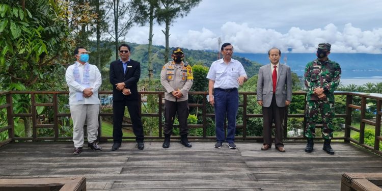 Kapolres Simalungun Sambut Kedatangan Menteri Luhut Binsar Panjaitan dan Duta Besar China di Danau Toba Kapolres Simalungun Sambut Kedatangan Menteri Luhut Binsar Panjaitan dan Duta Besar China di Danau Toba