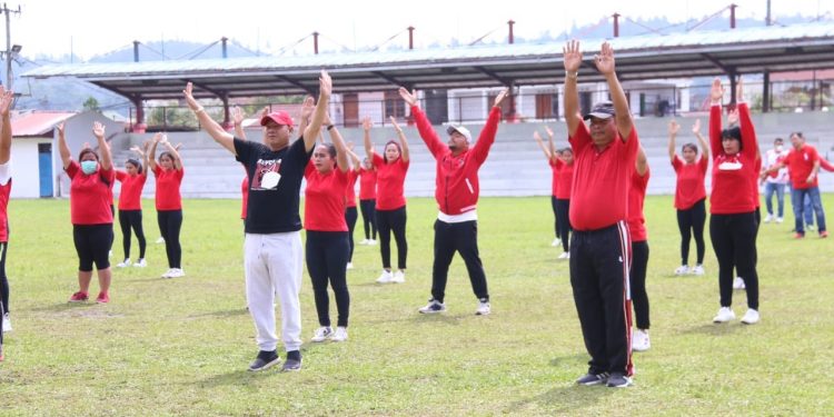 Bupati Taput Ikuti Senam Sehat Peningkat Imun DPC PDI Perjuangan Bupati Taput Ikuti Senam Sehat Peningkat Imun DPC PDI Perjuangan