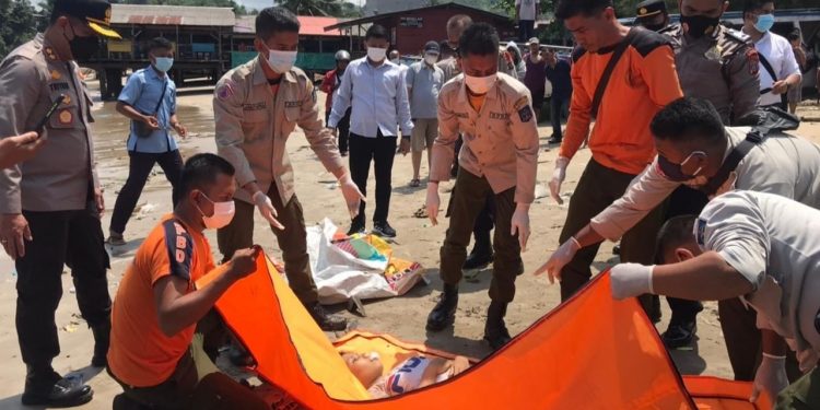 Wanita Remaja Tewas setelah Melompat di Pelabuhan