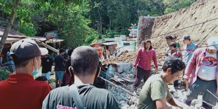 Breaking News! Bangunan PPU Katolik Parapat Longsor, Tiga Orang Tertimbun
