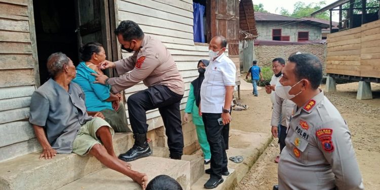 Pamatwil Dir Resnarkoba Polda Sumut dan Ka Rumkit Bhayangkara Pantau percepatan Vaksinasi di Tapteng Pamatwil Dir Resnarkoba Polda Sumut dan Ka Rumkit Bhayangkara Pantau percepatan Vaksinasi di Tapteng