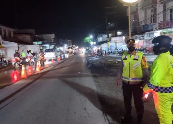 Atasi Macet Di Parapat, Polres Simalungun memasang Barikade Memisahkan Arus ke Lokasi Wisata Parapat dan Kota Pematangsiantar
