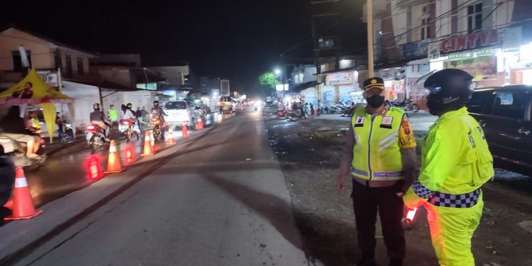 Atasi Macet Di Parapat, Polres Simalungun memasang Barikade Memisahkan Arus ke Lokasi Wisata Parapat dan Kota Pematangsiantar