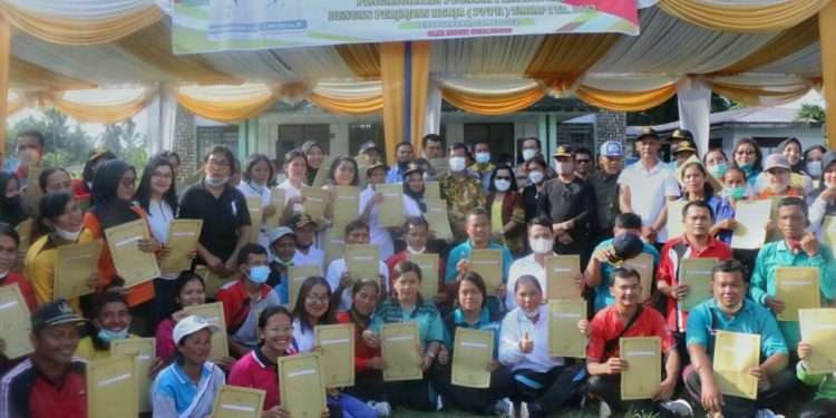 Bupati Simalungun Serahkan SK kepada 398 Orang P3K Tenaga Guru