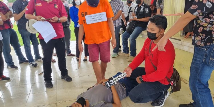 Polres Simalungun Rekontruksi Pembunuhan Iman Sidabutar Di Kamar Kost