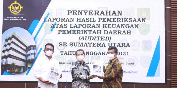 Bupati dan Ketua DPRD Simalungun Terima LHP LKPD TA 2021 dari BPK Perwakilan Provsu