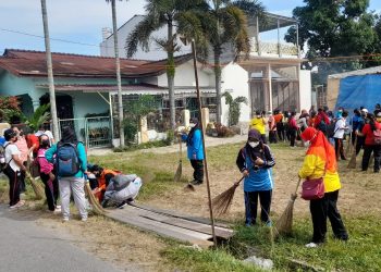 Bhabinkamtibmas Polres Simalungun Ajak Masyarakat Jaga Kebersihan Lokasi Pasar Malam 