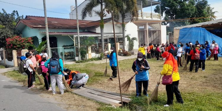 Bhabinkamtibmas Polres Simalungun Ajak Masyarakat Jaga Kebersihan Lokasi Pasar Malam 
