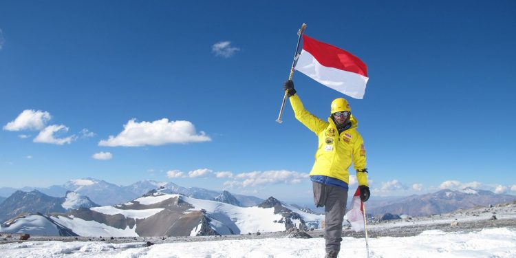 Di Hari Kemerdekaan, Sabar Gorky Dengan Satu Kaki Akan Kibarkan Bendera Indonesia di Puncak Gunung Tertinggi Eropa