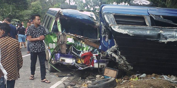 Ngeri! Bus Sampri Tabrak Panther yang Terguling di Sibolangit, Ini Videonya.... Ngeri! Bus Sampri Tabrak Panther yang Terguling di Sibolangit, Ini Videonya....
