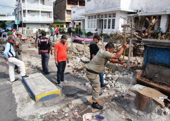Satpol PP Tertibkan Sejumlah Kios di Depan Jorat Raja Sangnaualuh