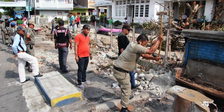 Satpol PP Tertibkan Sejumlah Kios di Depan Jorat Raja Sangnaualuh