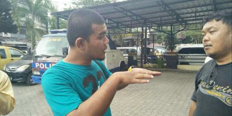 Wartawan Media Cetak Terbitan Medan Dikeroyok Puluhan Driver Taksi Online Wartawan Media Cetak Terbitan Medan Dikeroyok Puluhan Driver Taksi Online