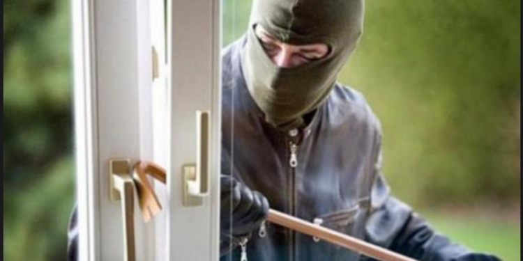 Ditinggal 30 Menit, Cincin Emas dan Uang di Rumah Mindo Manurung Raib Ditinggal 30 Menit, Cincin Emas dan Uang di Rumah Mindo Manurung Raib