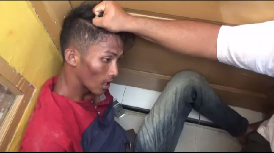 Maling Siang Bolong, Ozi Dipukuli Massa Maling Siang Bolong, Ozi Dipukuli Massa
