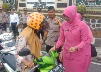 Kapolres dan Ketua Bhayangkari Lampung Barat Bagikan Takjil Gratis