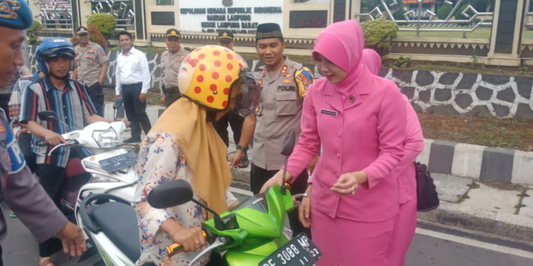 Kapolres dan Ketua Bhayangkari Lampung Barat Bagikan Takjil Gratis Kapolres dan Ketua Bhayangkari Lampung Barat Bagikan Takjil Gratis
