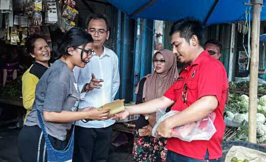 Berkunjung ke Pasar, Sihar Sitorus Bikin Heboh Pedagang di Lubuk Pakam... Berkunjung ke Pasar, Sihar Sitorus Bikin Heboh Pedagang di Lubuk Pakam...