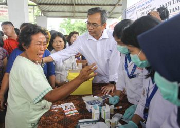 Wanita Paruh Baya Menangis Berharap Sihar Jadi Pemimpin yang Peduli Warga Kurang Mampu