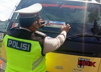 Polisi Tempelkan Stiker Ayo Pakai Masker di Kendaraan
