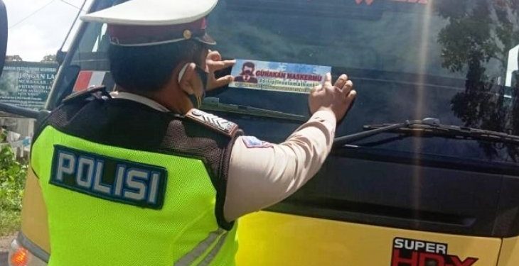 Polisi Tempelkan Stiker Ayo Pakai Masker di Kendaraan