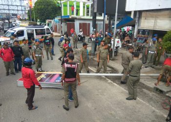 Satpol PP Siantar Tumbangkan Sejumlah Papan Reklame dan Rambu Bermasalah