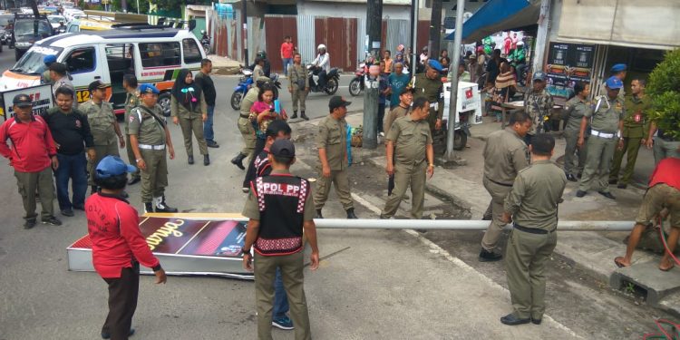 Satpol PP Siantar Tumbangkan Sejumlah Papan Reklame dan Rambu Bermasalah
