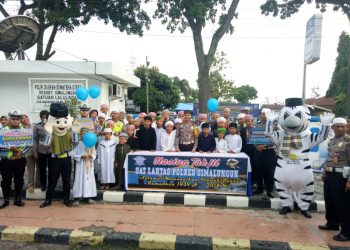 Polres Simalungun Bagi-bagi Takjil Gratis