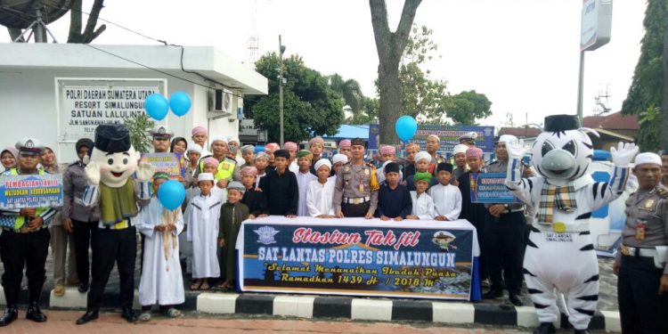 Polres Simalungun Bagi-bagi Takjil Gratis