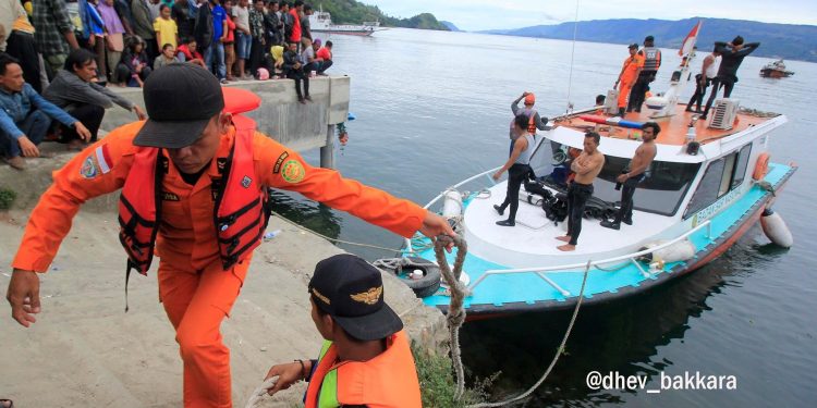 Tenggelamnya KM Sinar Bangun Menyeret Kadishub Samosir Jadi Tersangka