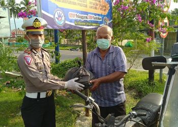 AKP Septian Dwi Rianto Bagikan Sembako dan Masker