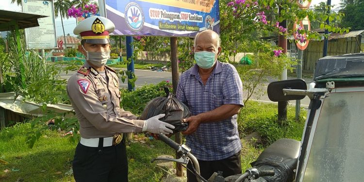 AKP Septian Dwi Rianto Bagikan Sembako dan Masker
