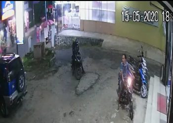 Aksi Pencurian Sepedamotor di Apotik Kimia Farma Terekam CCTV
