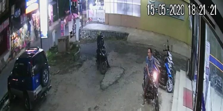Aksi Pencurian Sepedamotor di Apotik Kimia Farma Terekam CCTV