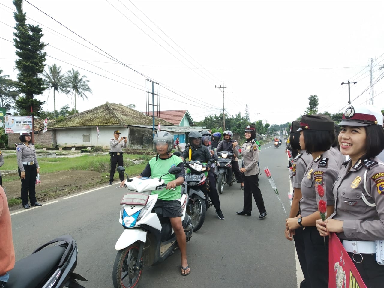 Peringati Hari Ibu, Aksi Polwan-Polwan Cantik ini Tuai Pujian Peringati Hari Ibu, Aksi Polwan-Polwan Cantik ini Tuai Pujian