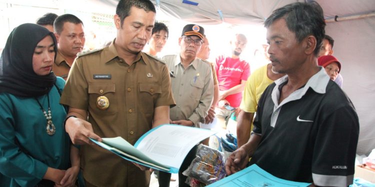 Tempo Singkat Korban Kebakaran di Jalan Tanah Jawa Dapatkan KK, KTP, dan Akta Lahir dari Walikota Tempo Singkat Korban Kebakaran di Jalan Tanah Jawa Dapatkan KK, KTP, dan Akta Lahir dari Walikota