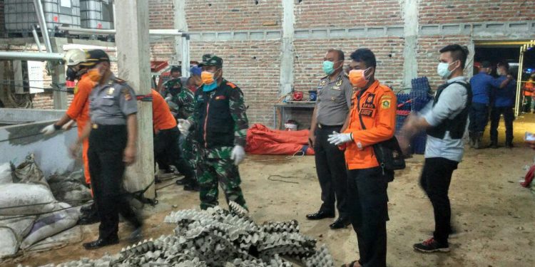 Evakuasi Korban Keracunan Limbah Kimia Pabrik Berlangsung Empat Jam Evakuasi Korban Keracunan Limbah Kimia Pabrik Berlangsung Empat Jam