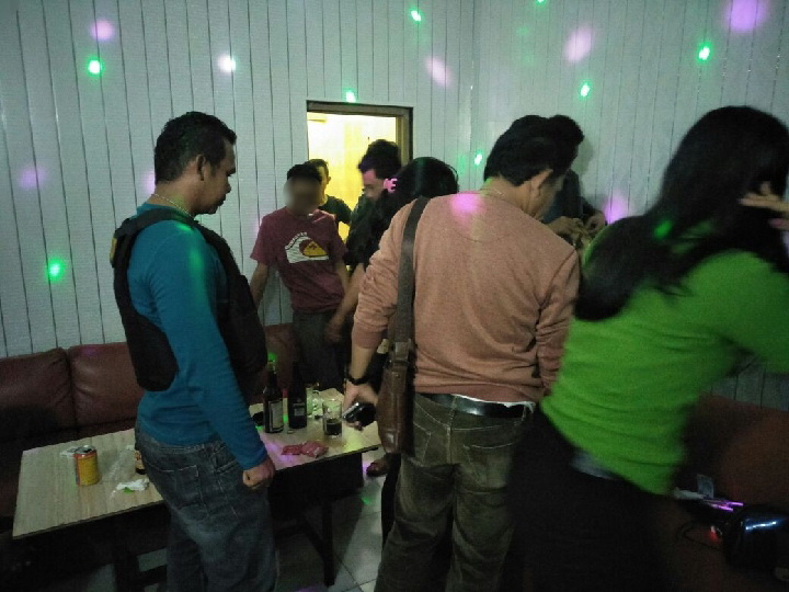 Dua Wanita Cantik Diamankan dari Room Karaoke Dua Wanita Cantik Diamankan dari Room Karaoke