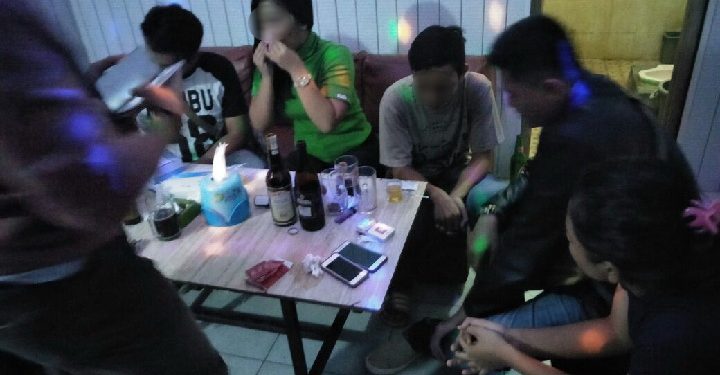 Dua Wanita Cantik Diamankan dari Room Karaoke Dua Wanita Cantik Diamankan dari Room Karaoke