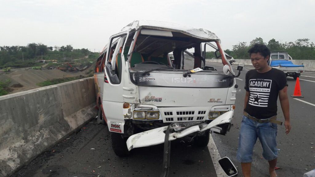 Kecelakaan Mobil Travel Di Tol Cipali Renggut Nyawa, Ini Identitas Para Korban.. Kecelakaan Mobil Travel Di Tol Cipali Renggut Nyawa, Ini Identitas Para Korban..