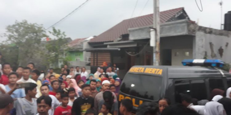 Geger, Sekeluarga Tewas Membusuk Di Rumah Kontrakan Geger, Sekeluarga Tewas Membusuk Di Rumah Kontrakan