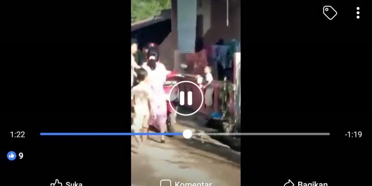 Emak-Emak Ribut Dengan Tetangga Telan Korban Jiwa. Video perkelahiannya pun viral... Emak-Emak Ribut Dengan Tetangga Telan Korban Jiwa. Video perkelahiannya pun viral...