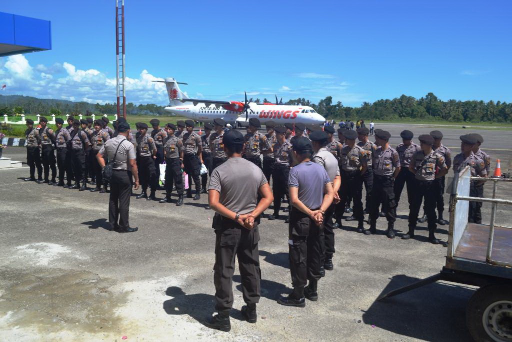 Selamat Bertugas, Empat Puluh Personil Polisi Baru Masuk Nias. 36 Orang Diantaranya Putra Nias Loh… Selamat Bertugas, Empat Puluh Personil Polisi Baru Masuk Nias. 36 Orang Diantaranya Putra Nias Loh…