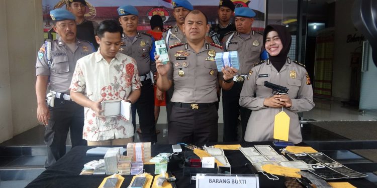 Dooor!!! Sehari Setelah Beraksi, Pelaku Pencurian di Perumahan Elite Ditembak Polisi. Pelakunya Ternyata… Dooor!!! Sehari Setelah Beraksi, Pelaku Pencurian di Perumahan Elite Ditembak Polisi. Pelakunya Ternyata…