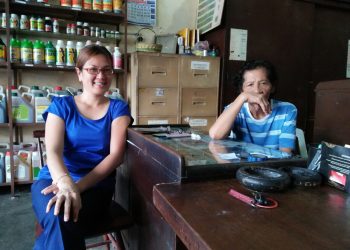 Aksi Heroik Dua Wanita Ini Selamatkan Nyawa Bobby dari Amukan Massa. Sejumlah pria dengan menenteng parang mengamuk di depan tokonya..