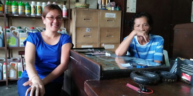 Aksi Heroik Dua Wanita Ini Selamatkan Nyawa Bobby dari Amukan Massa. Sejumlah pria dengan menenteng parang mengamuk di depan tokonya..