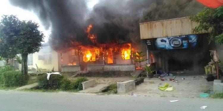 Tiga Rumah Dilalap Si Jago Merah. Uang yang direncanakan buat rehab rumah pun ikut terbakar... Tiga Rumah Dilalap Si Jago Merah. Uang yang direncanakan buat rehab rumah pun ikut terbakar...